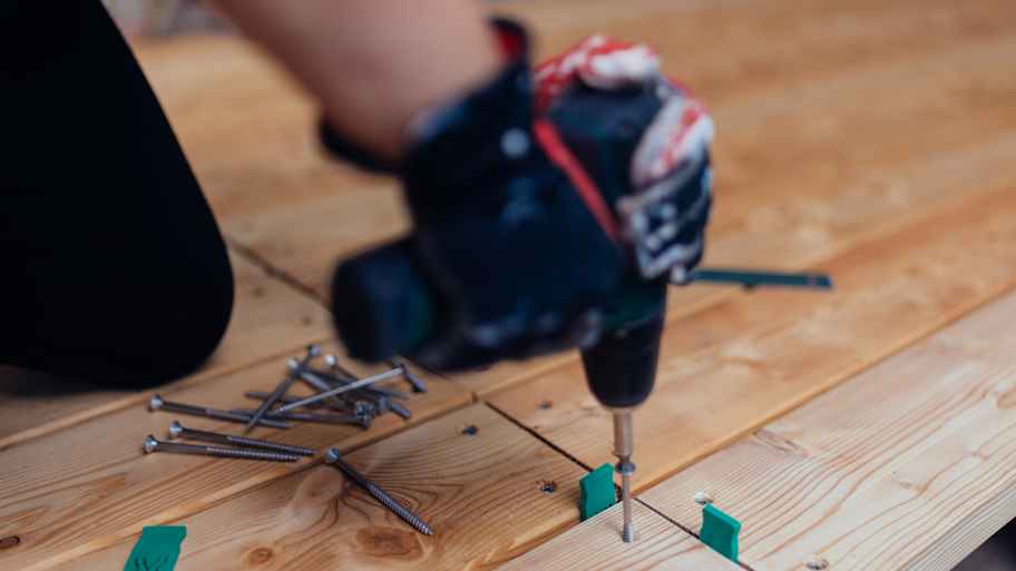Man using a electric screwdriver