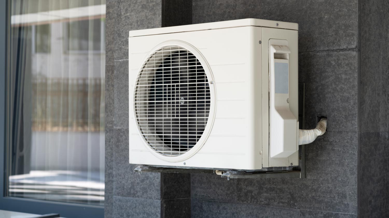 Air conditioner and heat pump