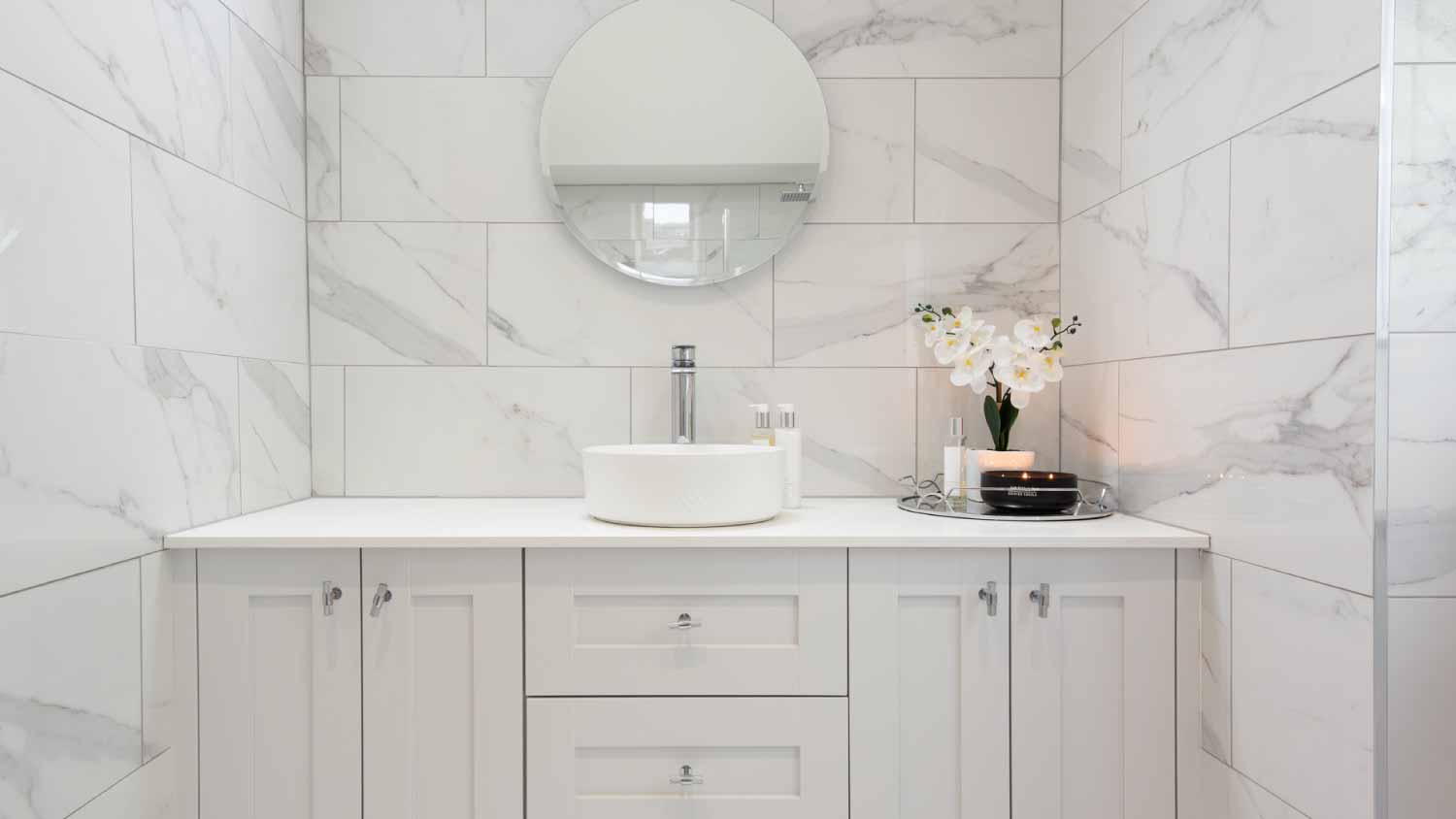 Bathroom with large marble tiles