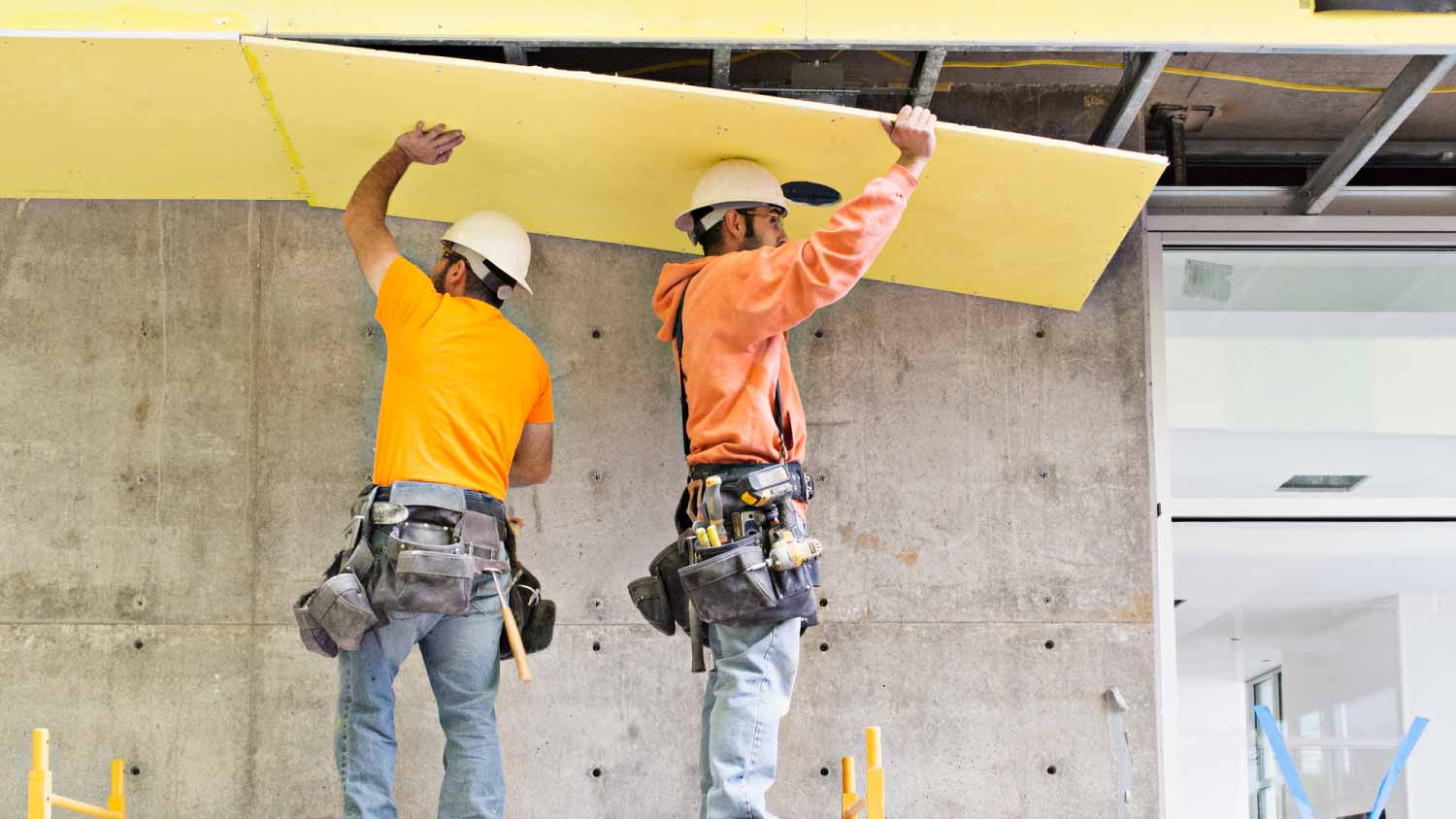 A general contractor discussing with a worker on a construction site