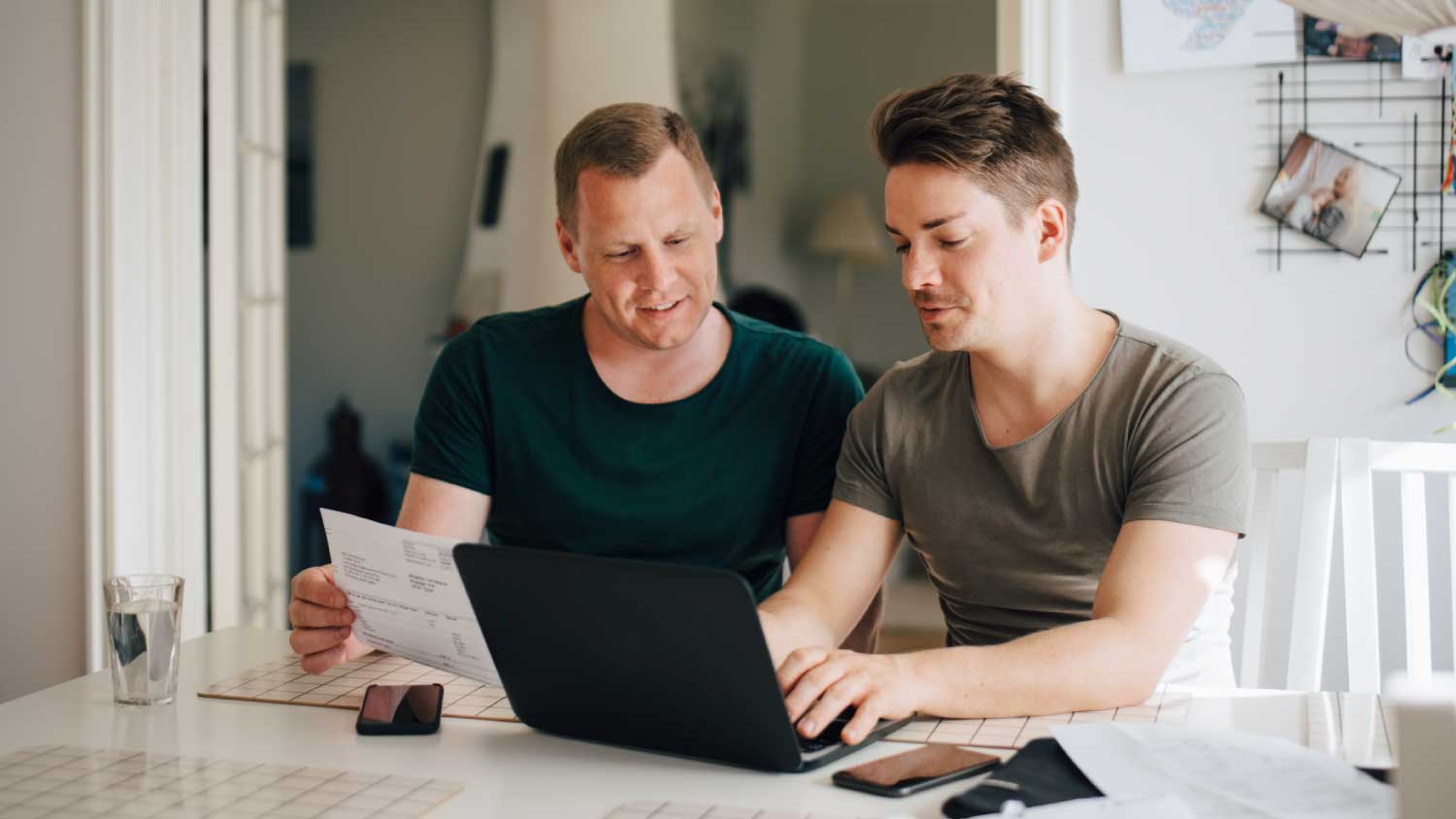 Couple paying bilsl online