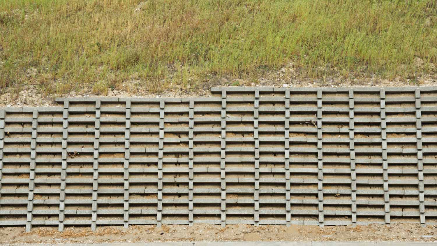 Crip retaining wall