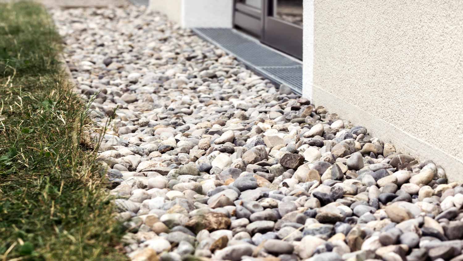 Drain gravel floor with crushed stones