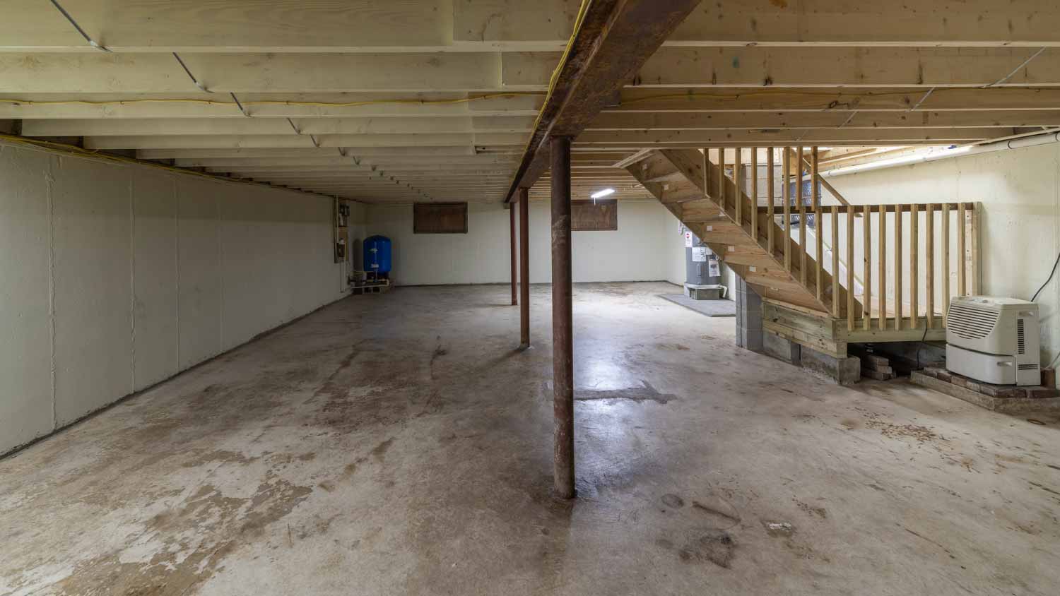 Empty unfinished large basement
