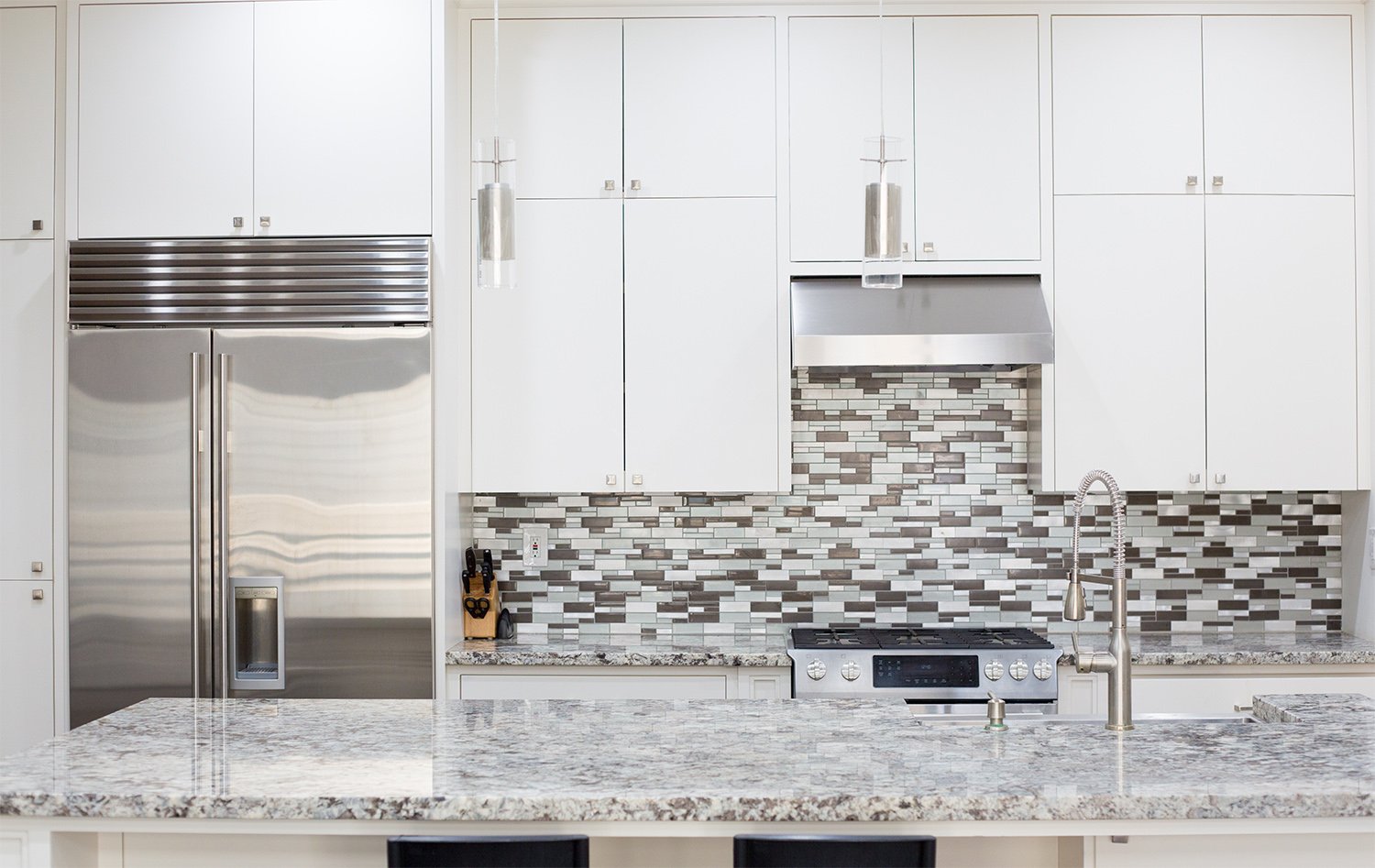 Kitchen with a granite kitchen island