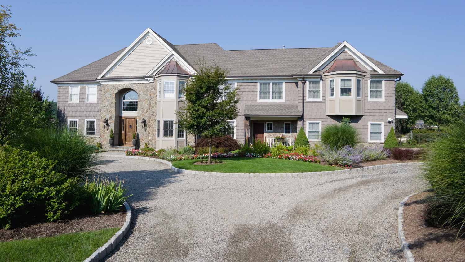 House with Y-shaped driveway