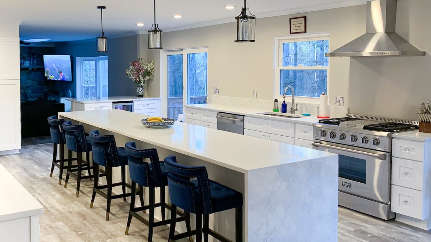 Kitchen with large island