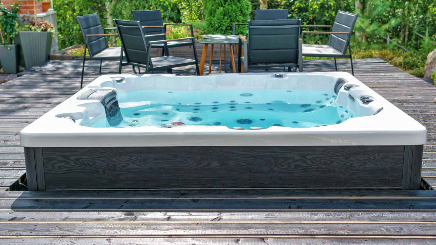 Large hot tub on the terrace 