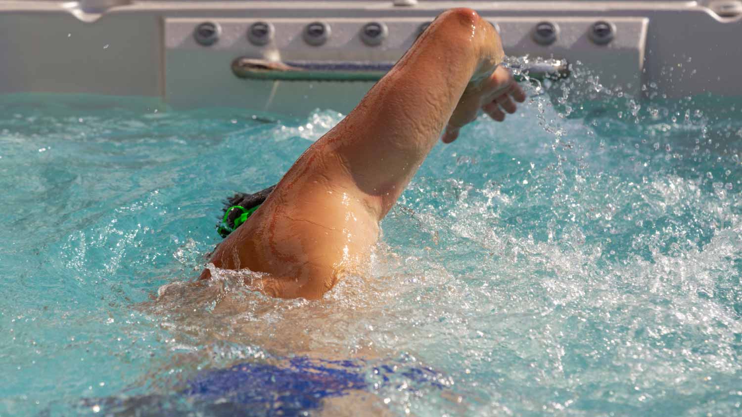 Man swimming crawl against the tide