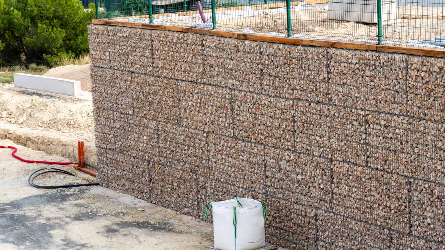 Mechanically stabilized earth retaining wall