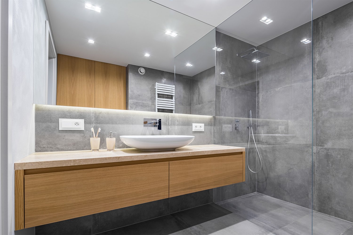 Modern bathroom with large mirror