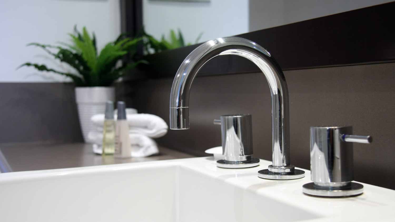 Modern widespread faucet