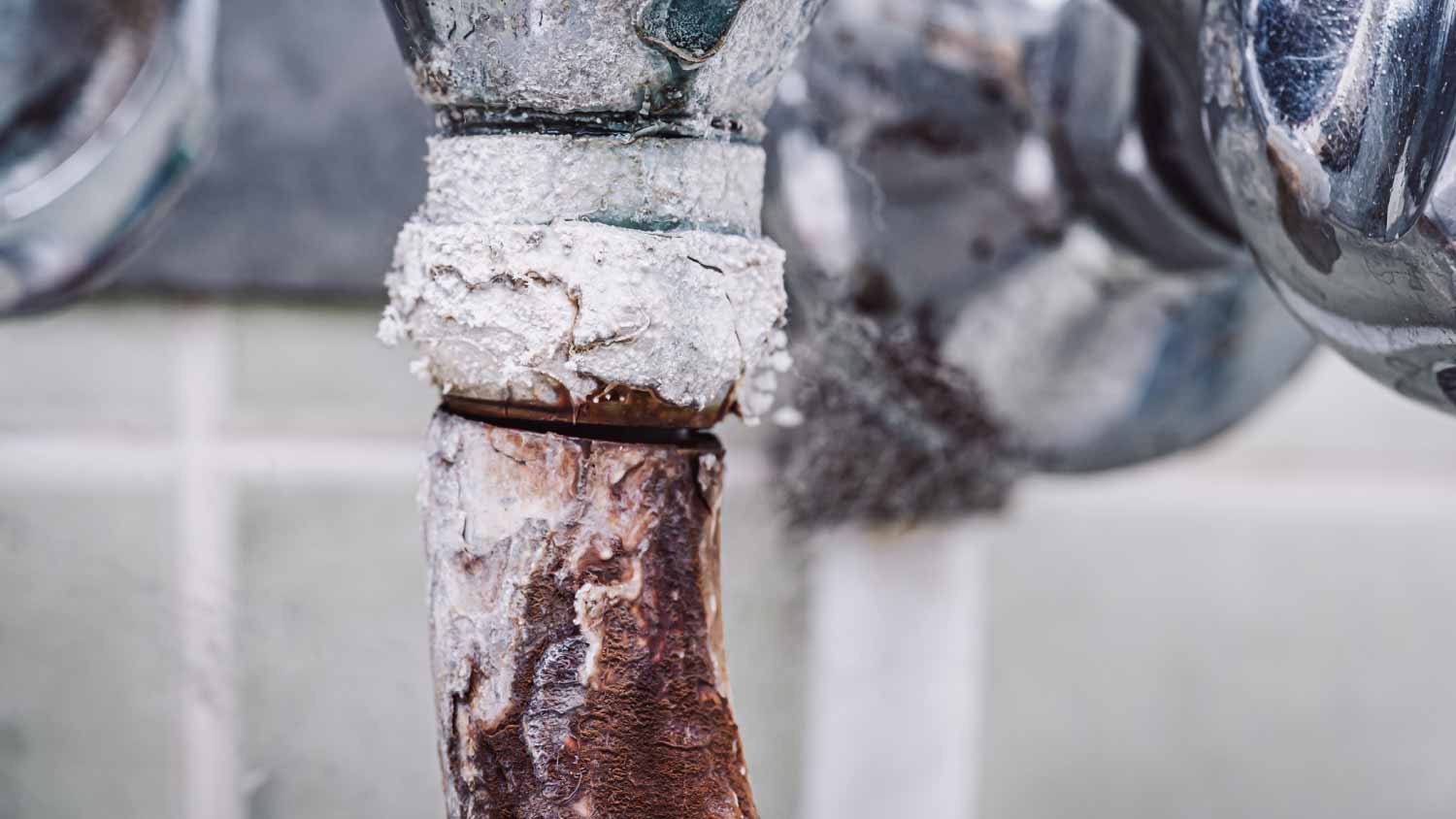 Old rusted disgusting faucet