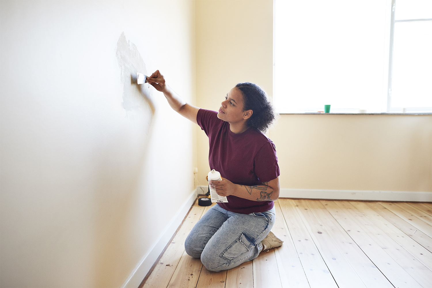 Person applying putty on the wall