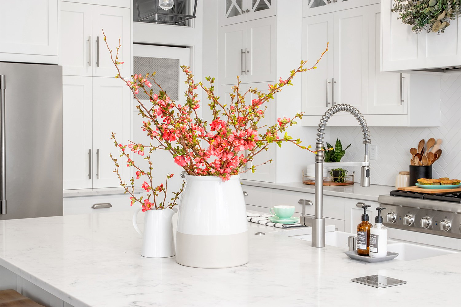 Kitchen with quartz counterop