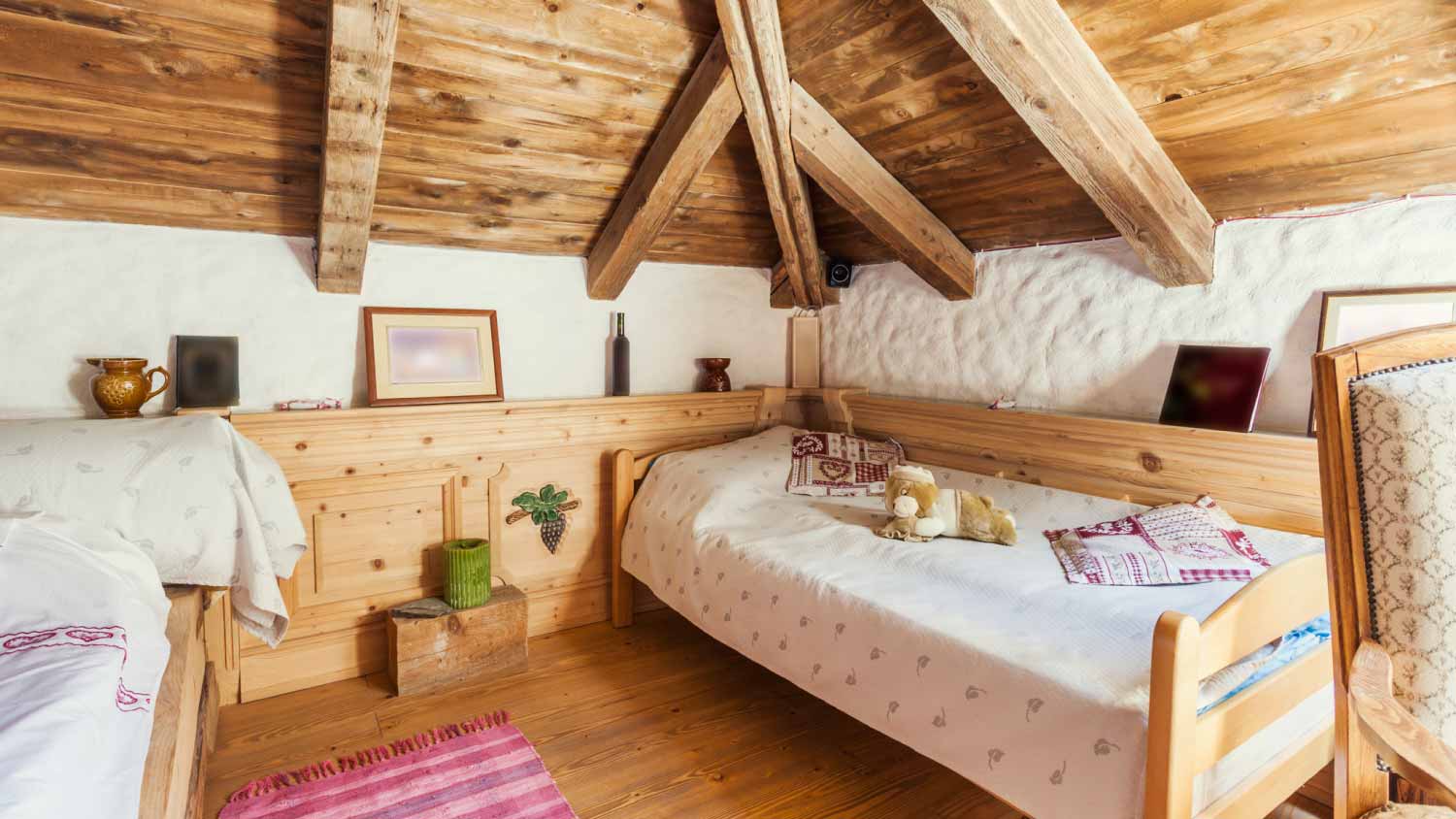 Rustic mountain house bedroom