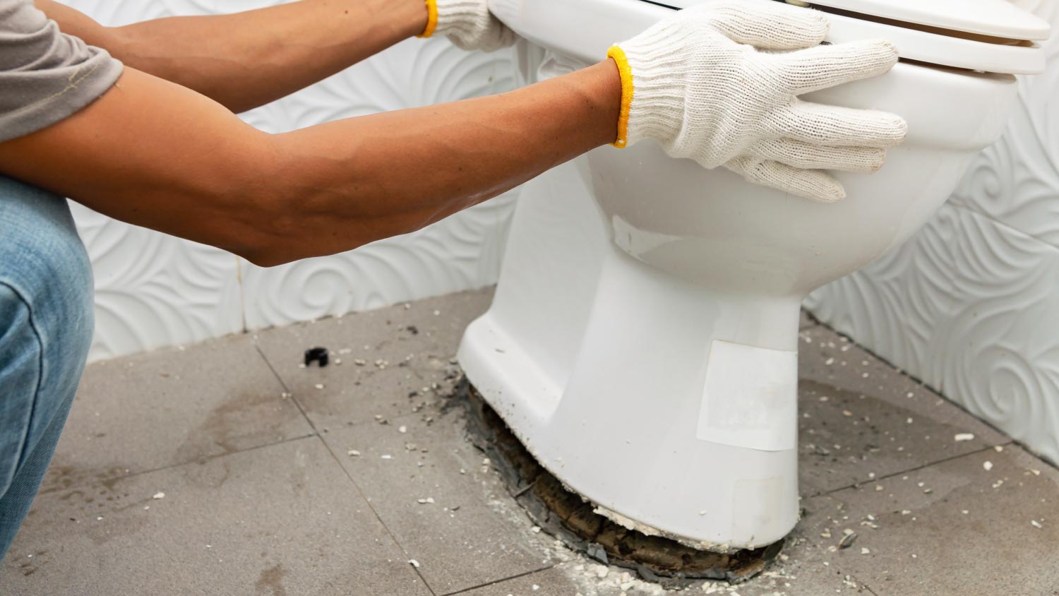 Рабочий убирает туалет