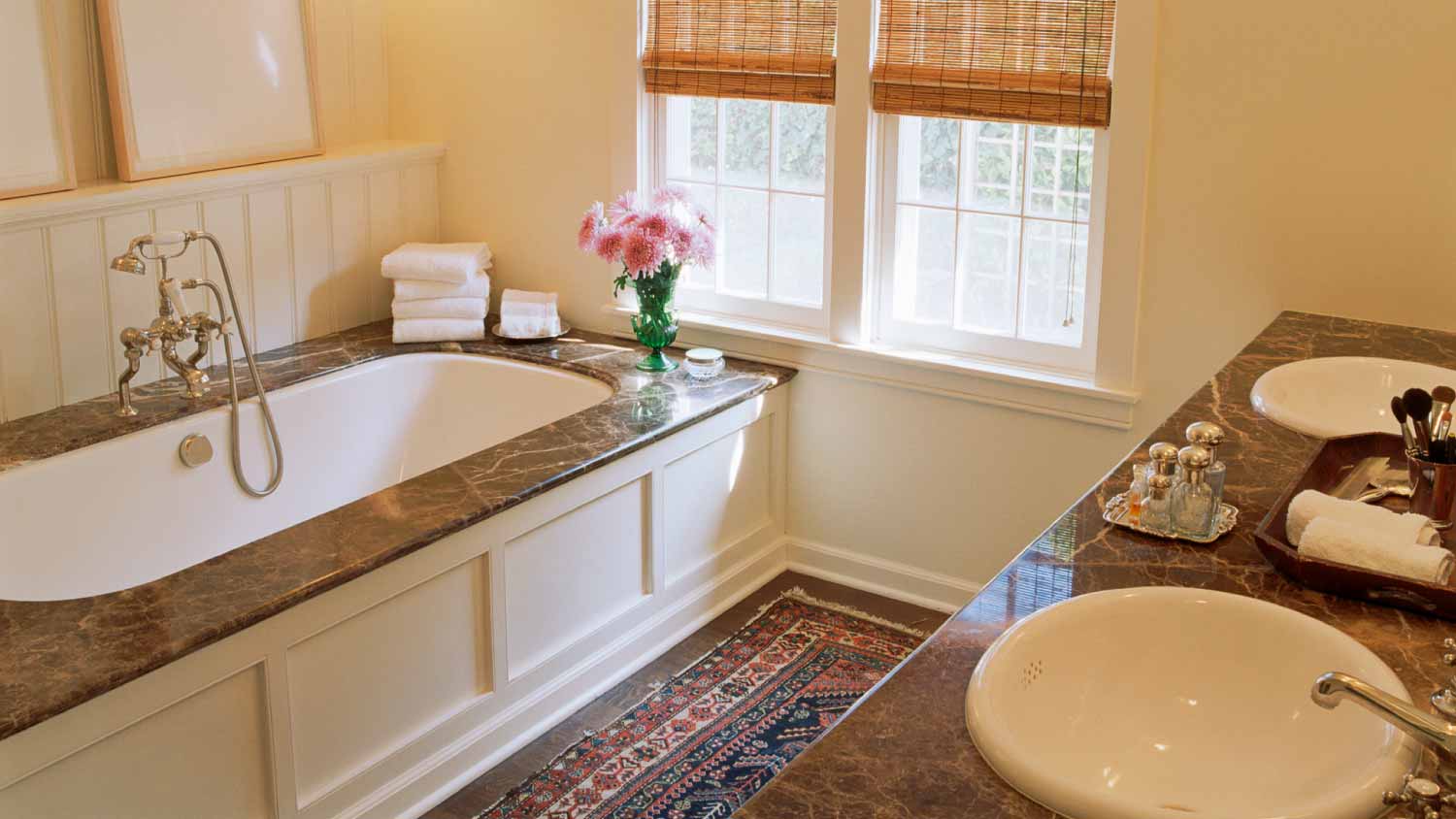 Traditional bathroom with bathtub
