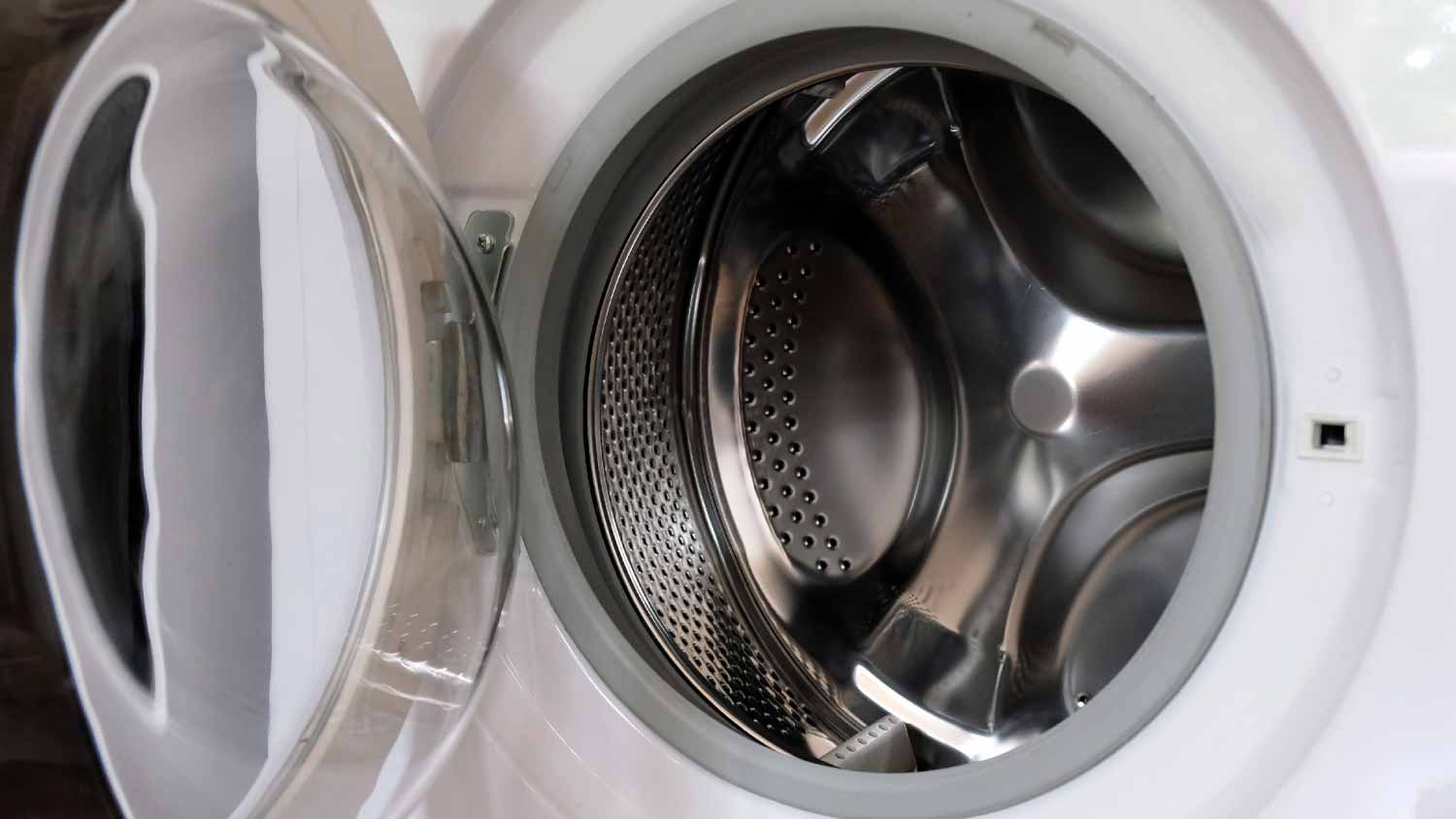 Washing machine with open door
