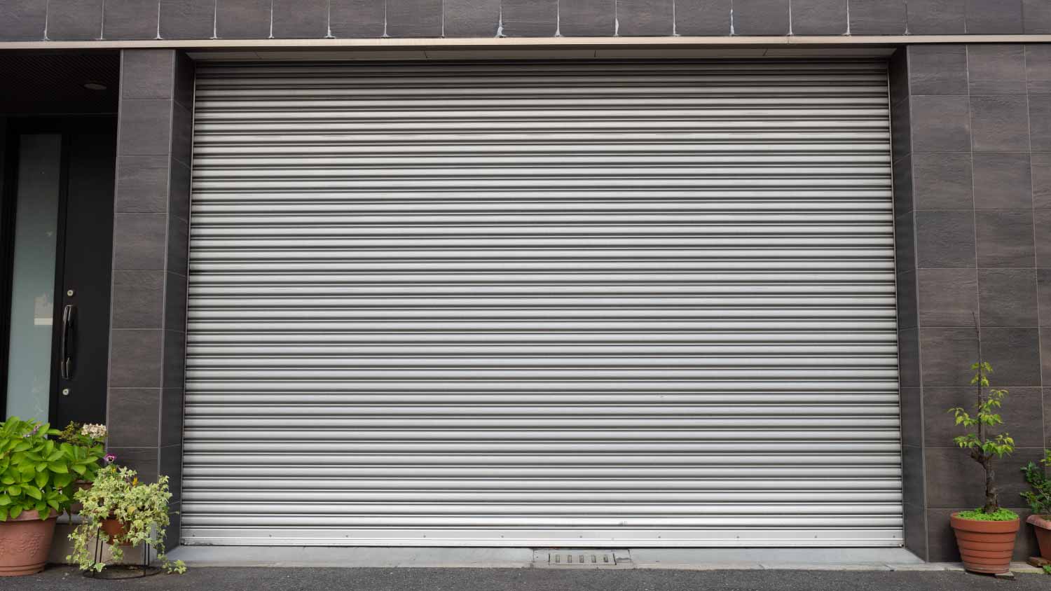 Automatic metal roller door