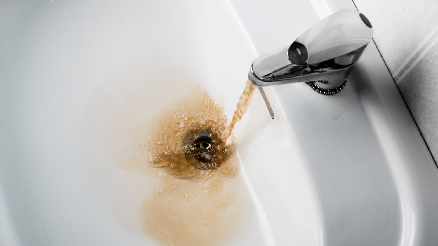  brown water coming from faucet 