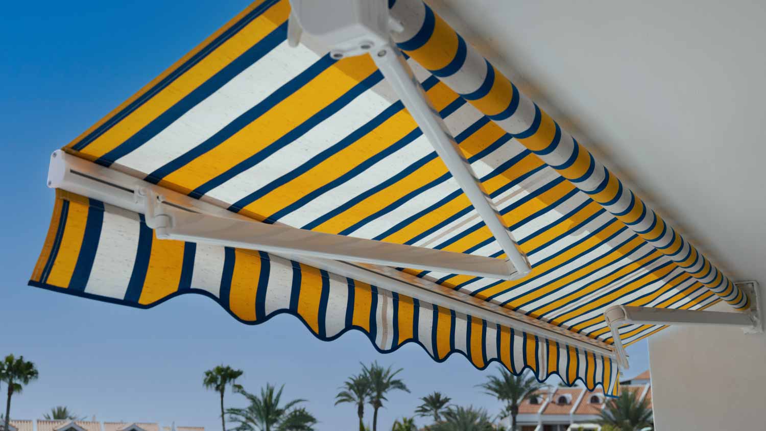 Retractable manual awning