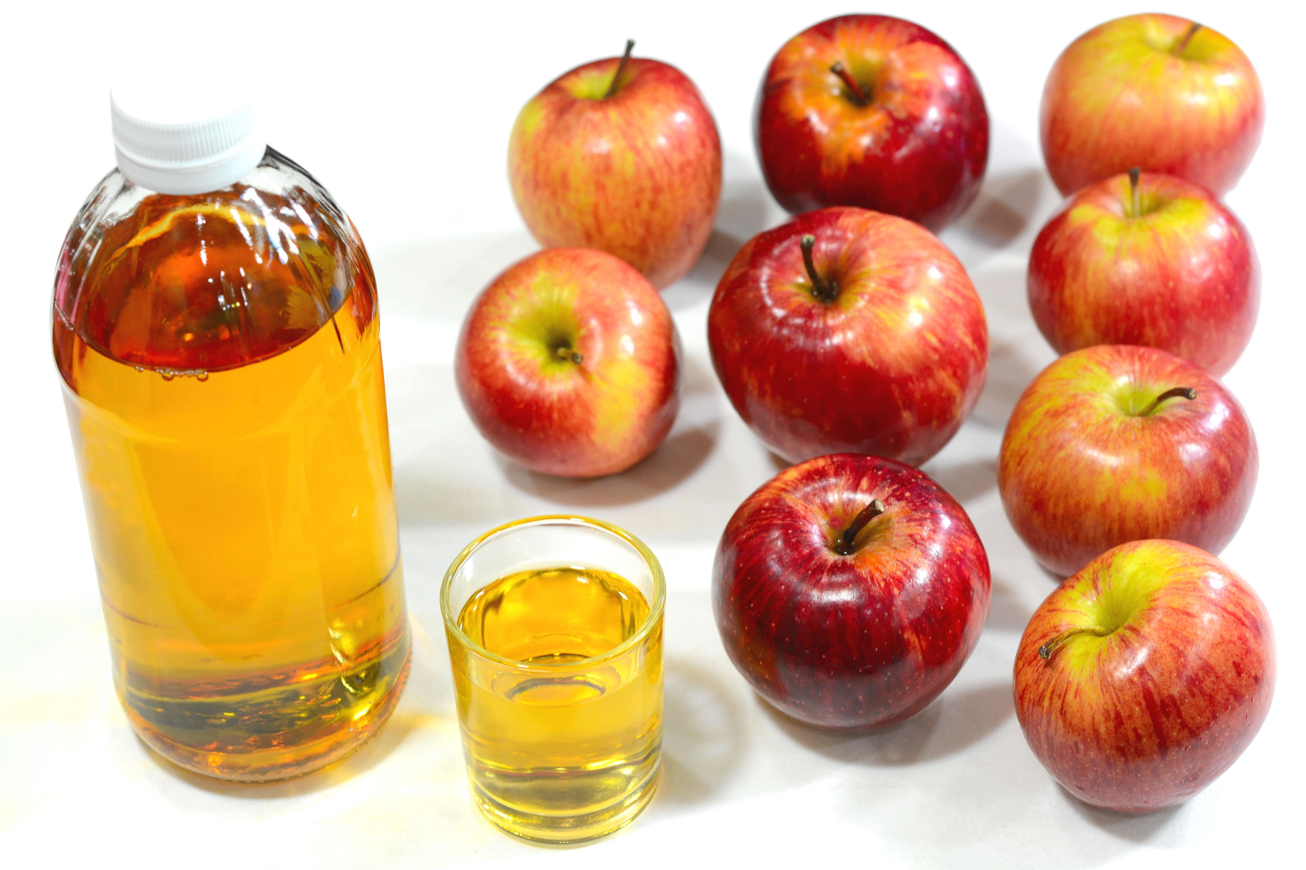 Apple cider vinegar and apples
