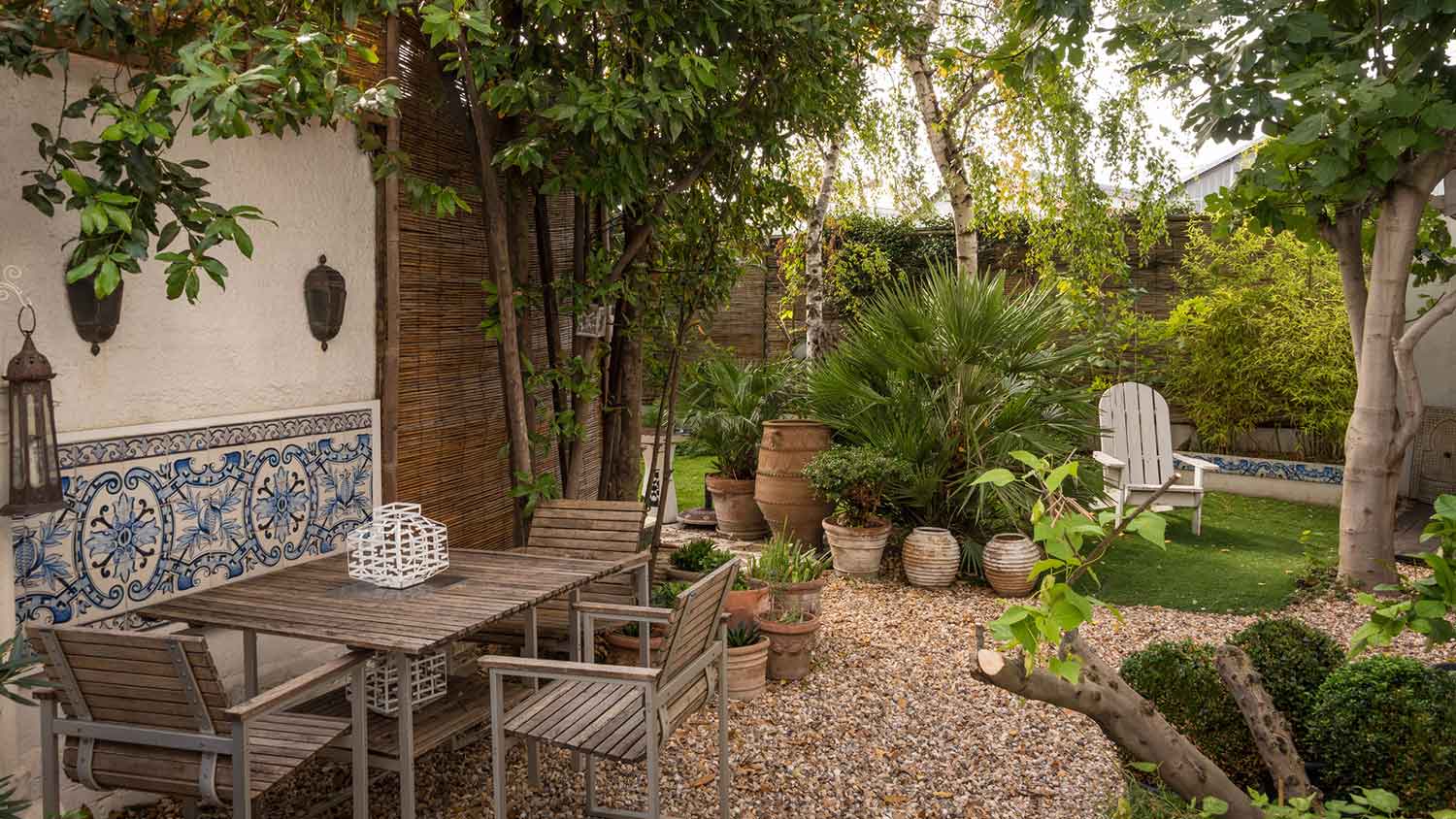 A backyard patio with pea gravel