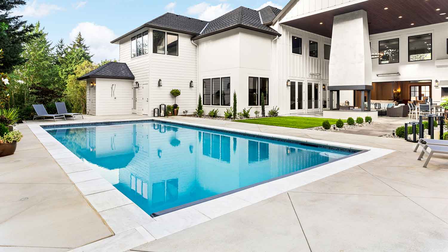 Large swimming pool in the backyard