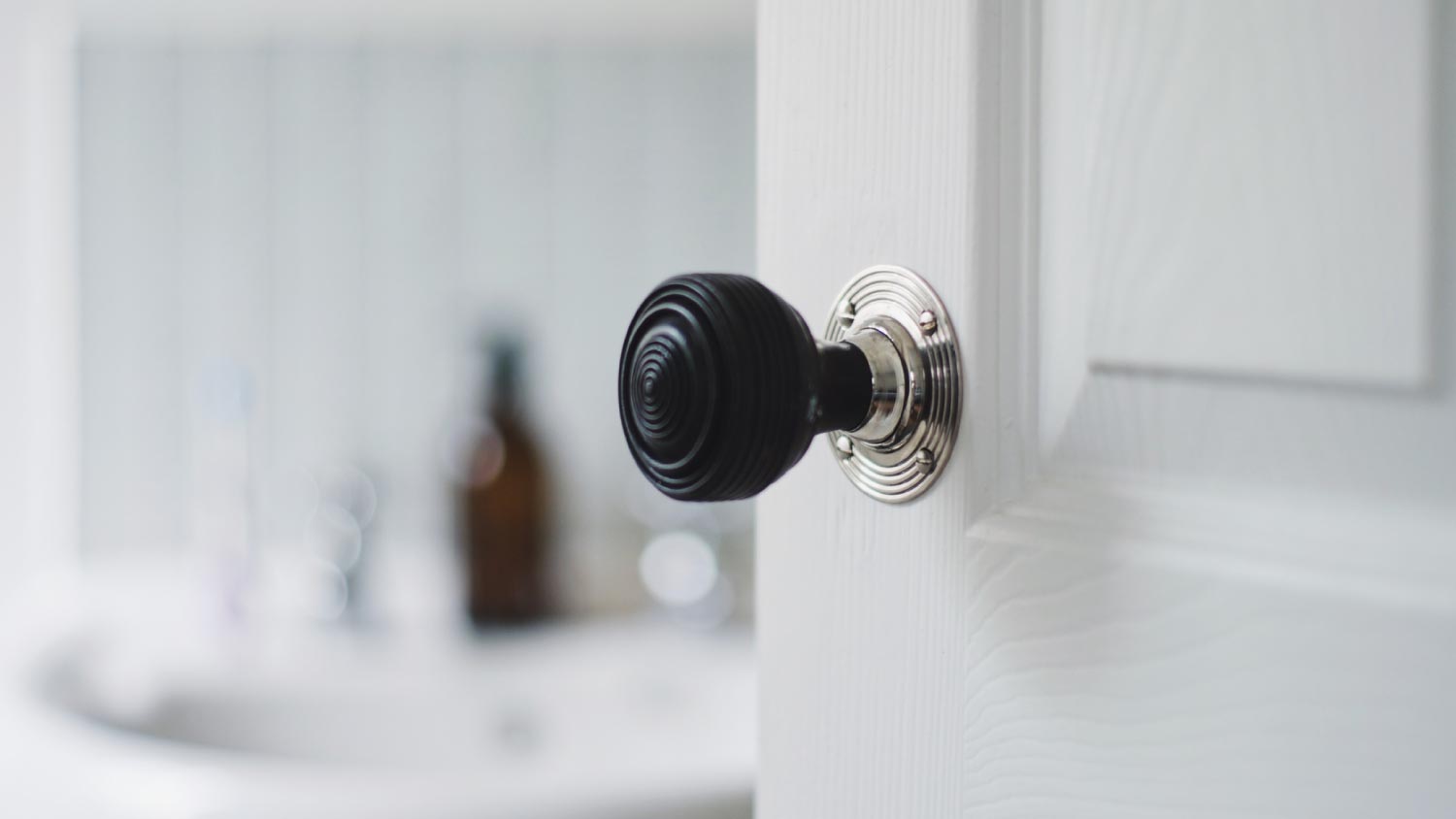 My door has button that lock knob when close door. Locksmith