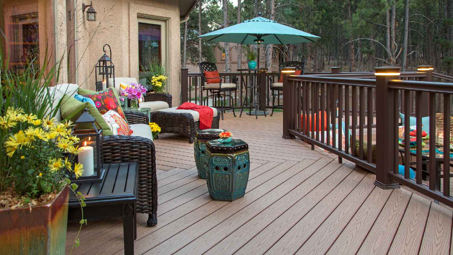 A beautiful backyard deck with composite railing