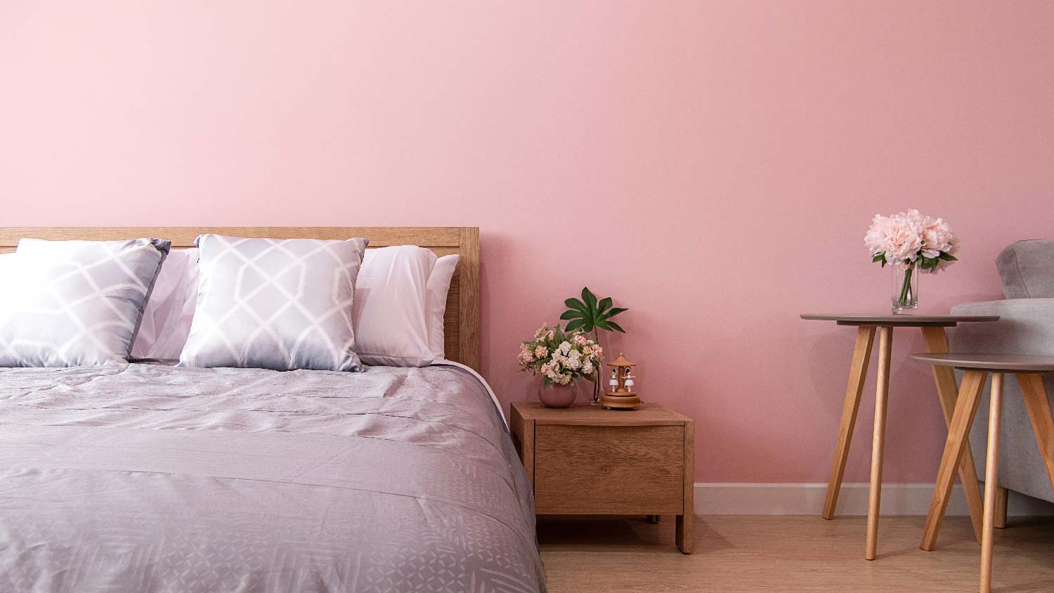 A bedroom with rose walls