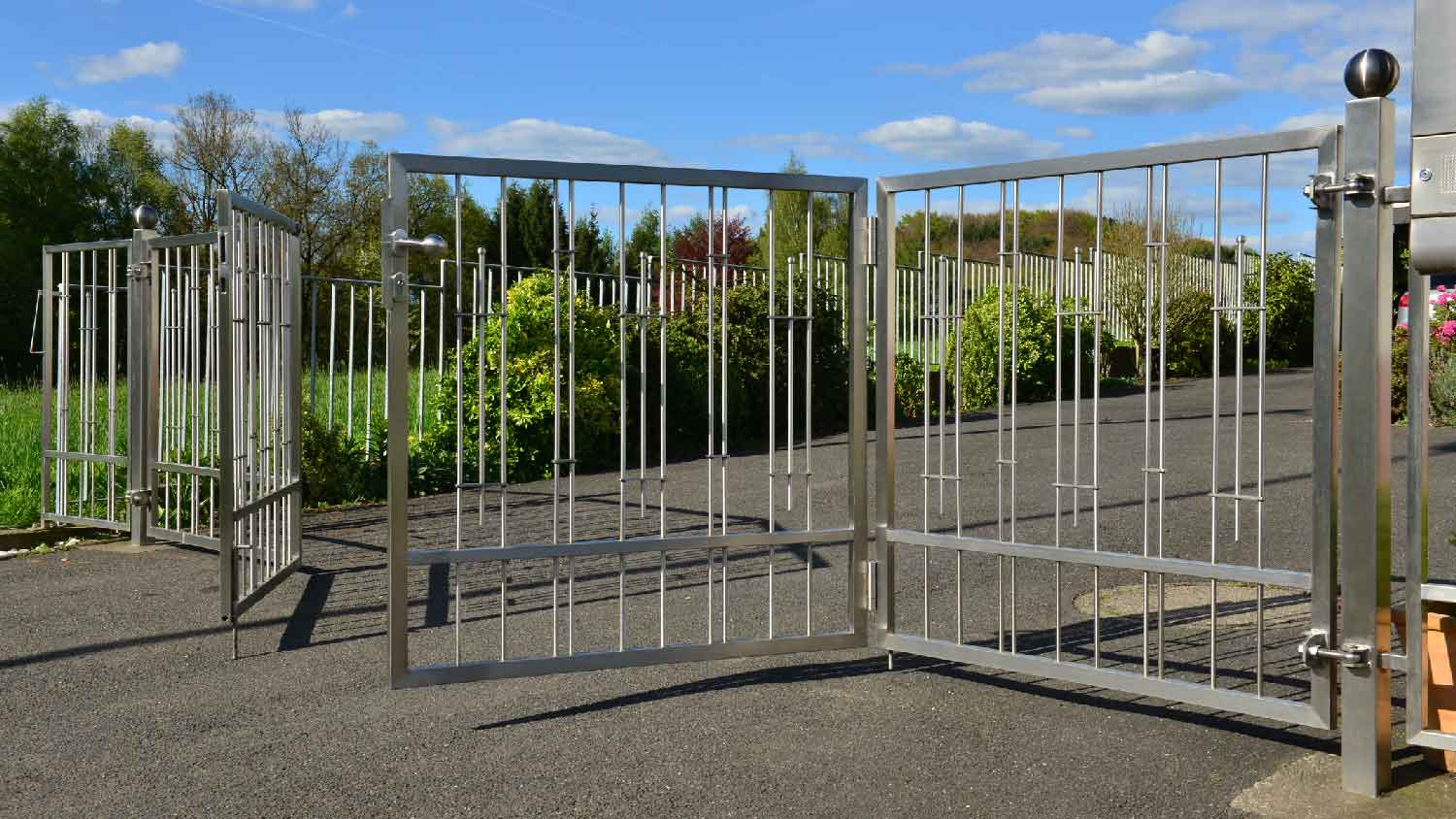 A bi-folding gate