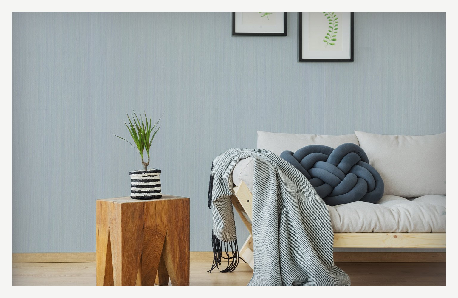 blue strié wall painting in living room
