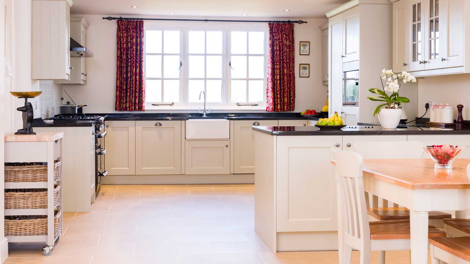 A bright kitchen with a peninsula