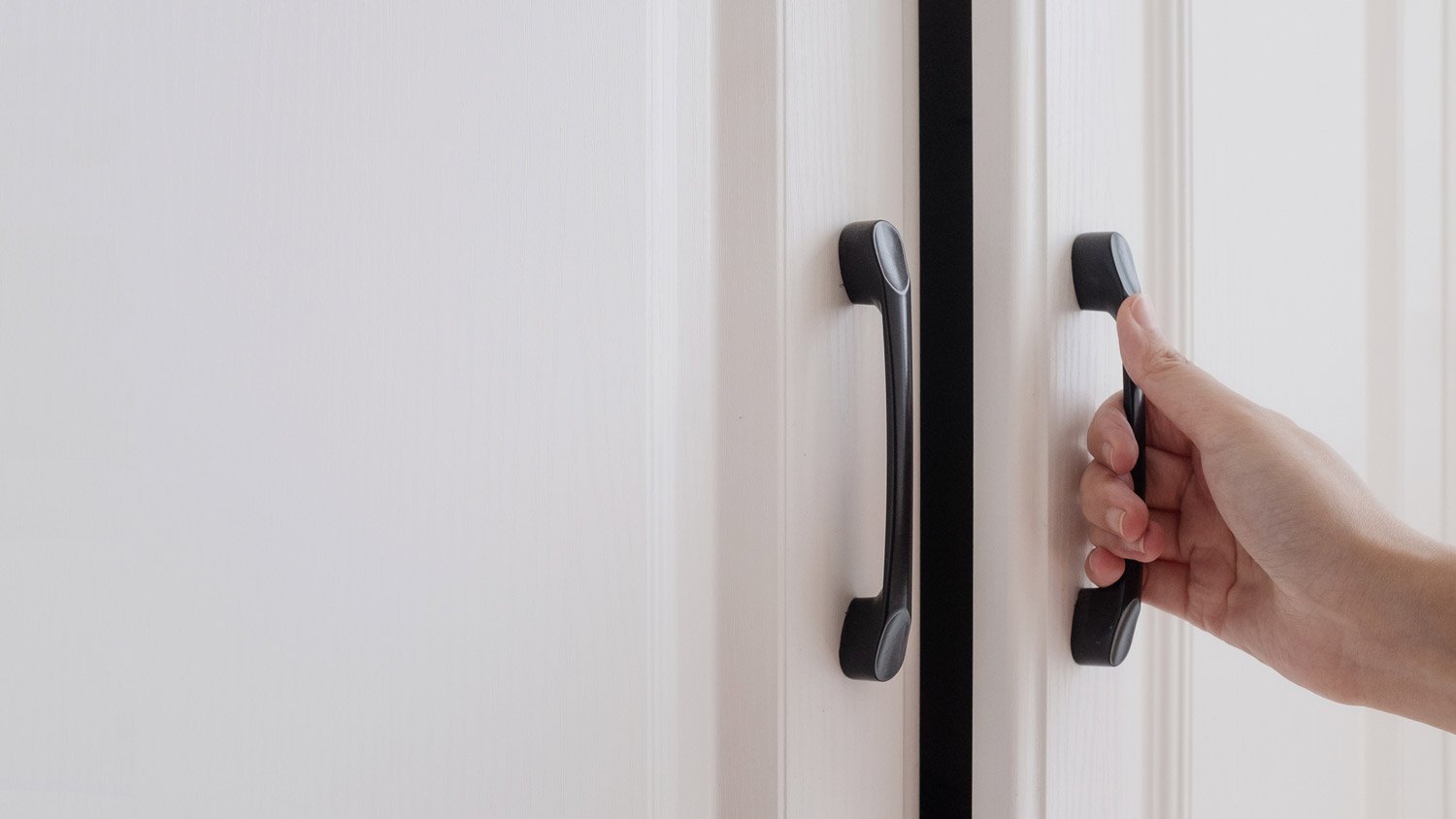 Kitchen cabinets with handle pulls