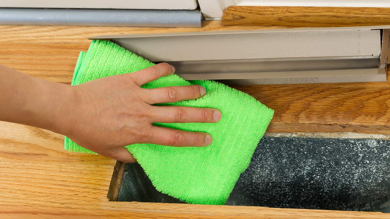 Cleaning dust from inside of floor heat vent