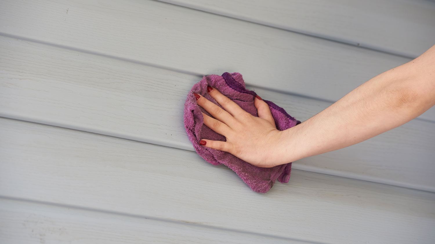 cleaning vinyl siding with rag