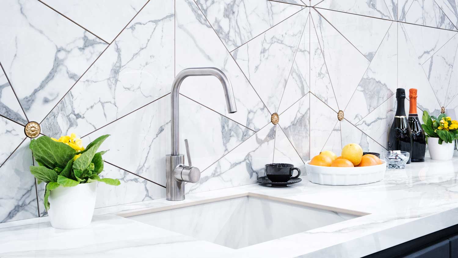 A contemporary kitchen with marble tiles on the backsplash