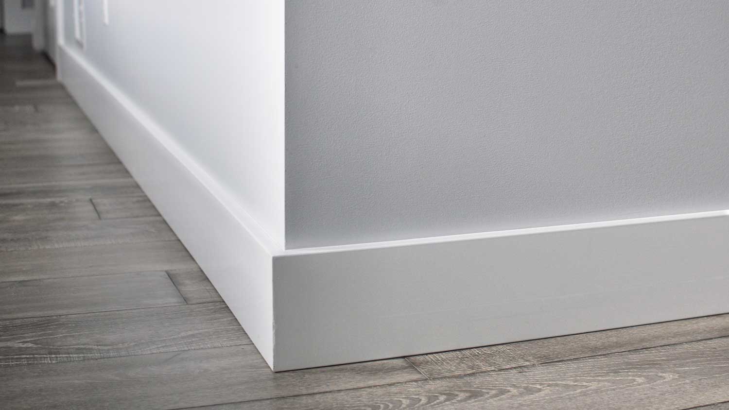 Flat baseboard installed in the corner of a hallway