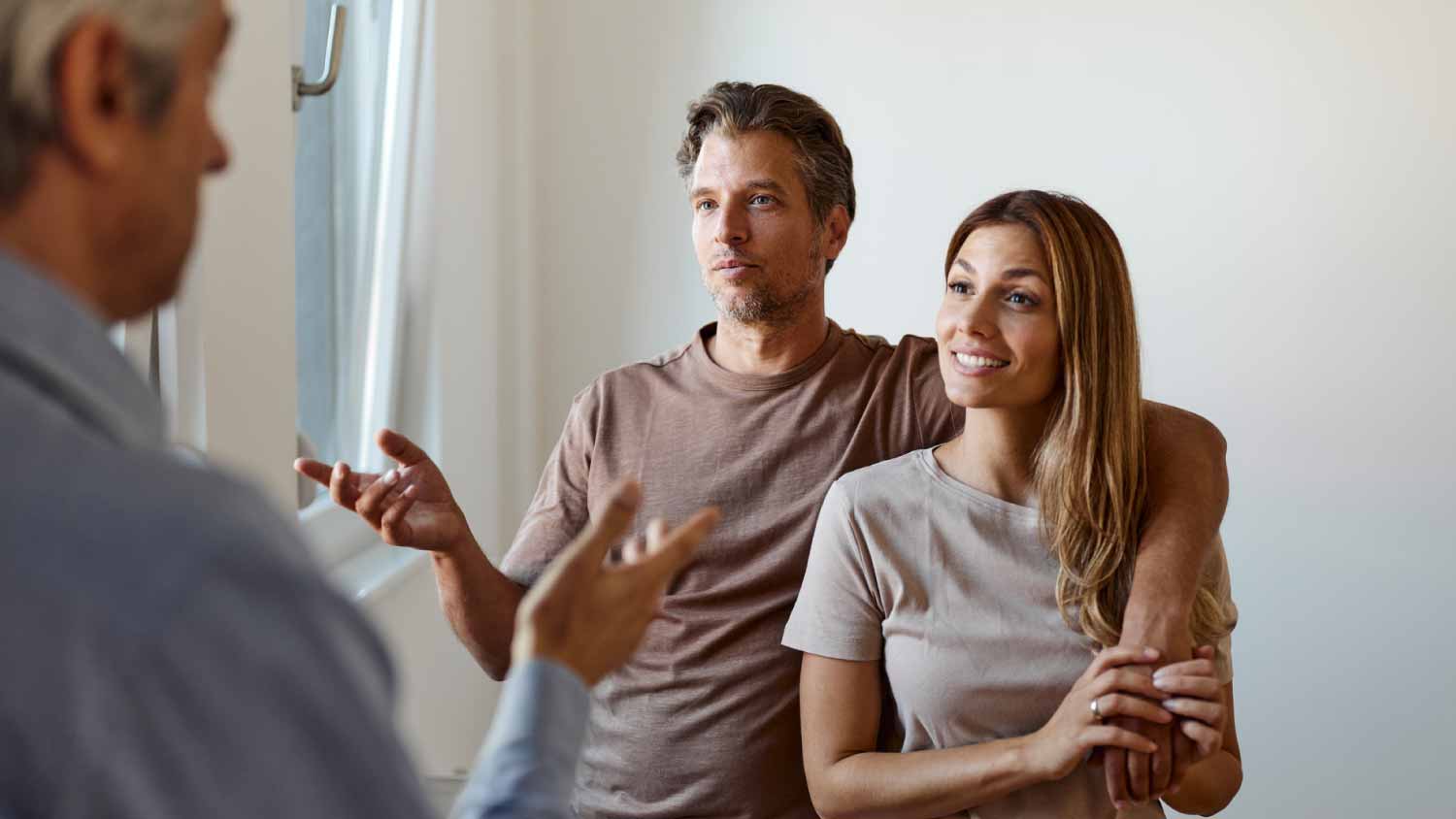 couple talking to an agent in the apartment 