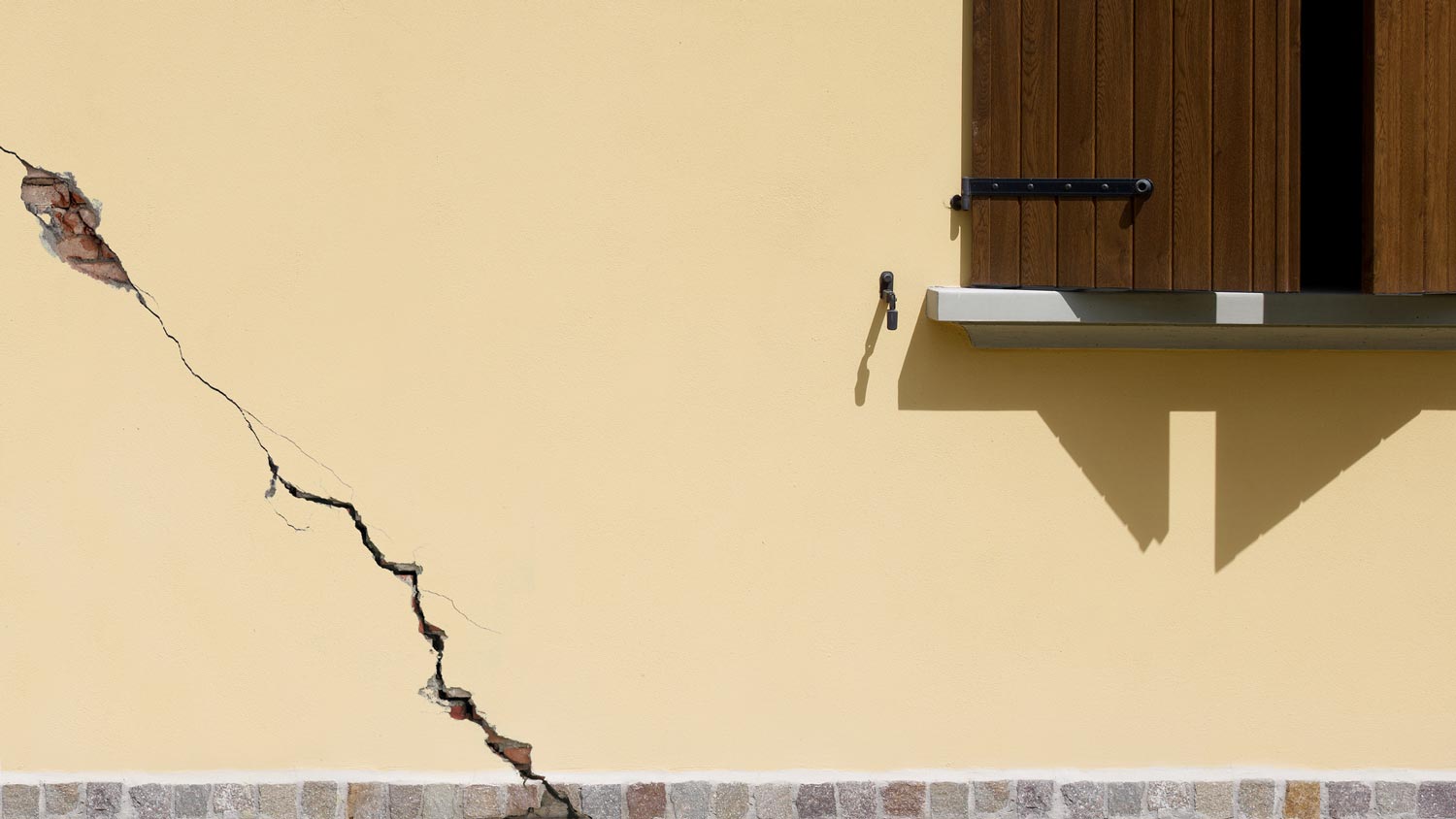 A diagonal crack on a foundation wall of a house