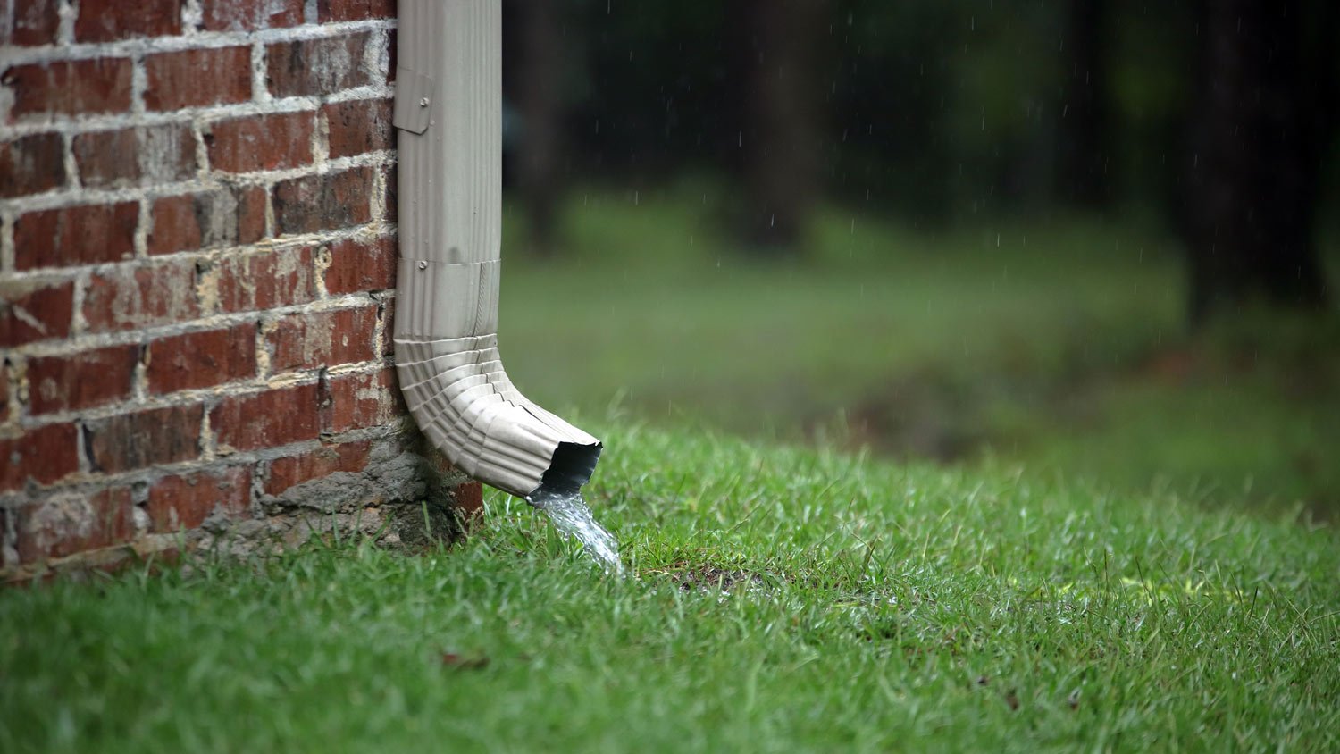 A downspout working perfectly during a rainy day