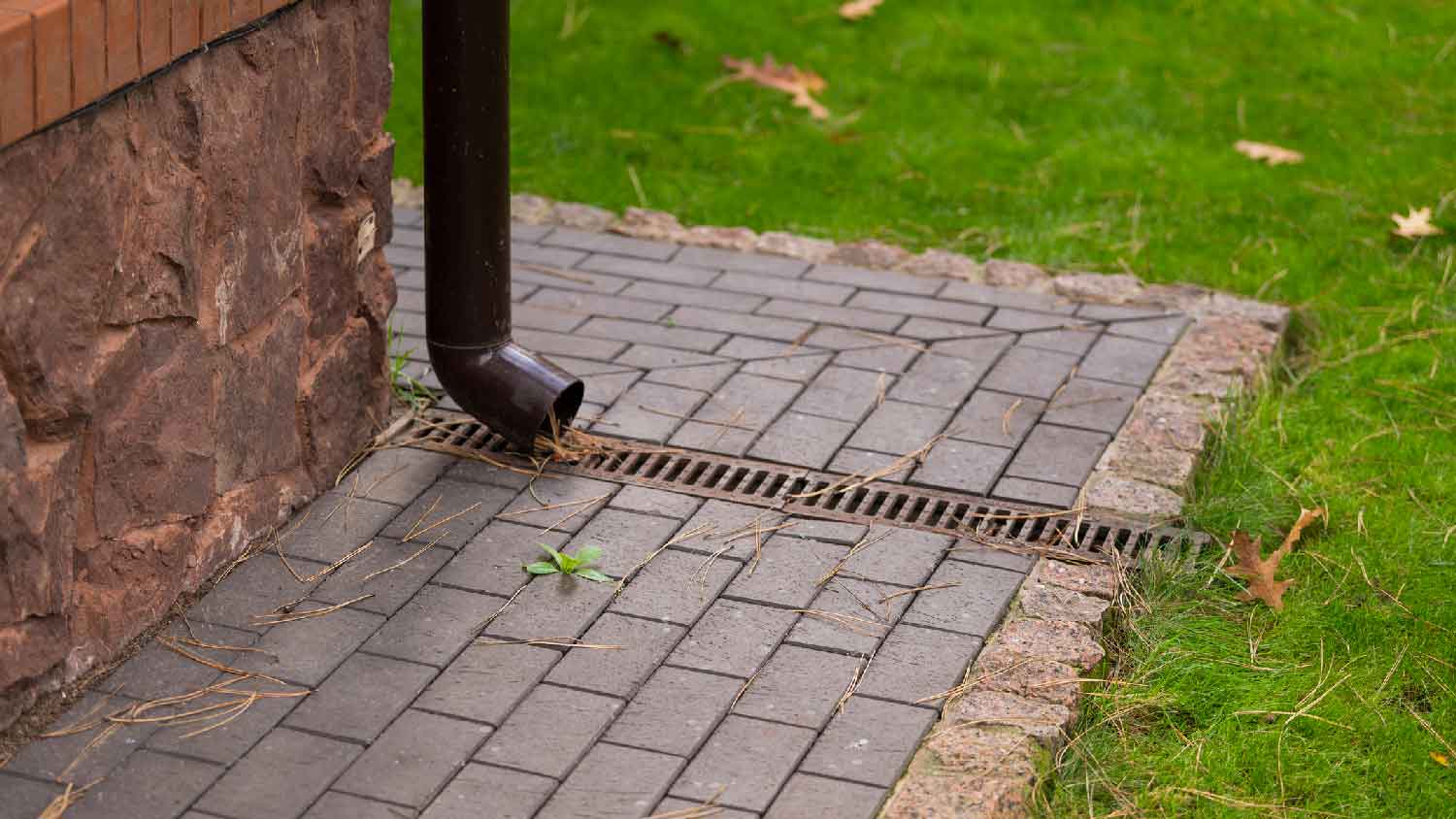 Drainage of a house next to its foundation 