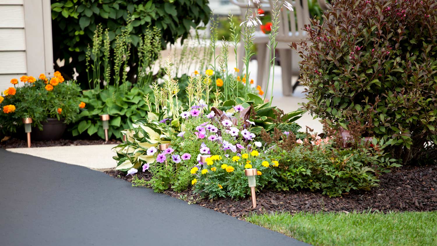 Pretty garden and entryway next to the paved driveway