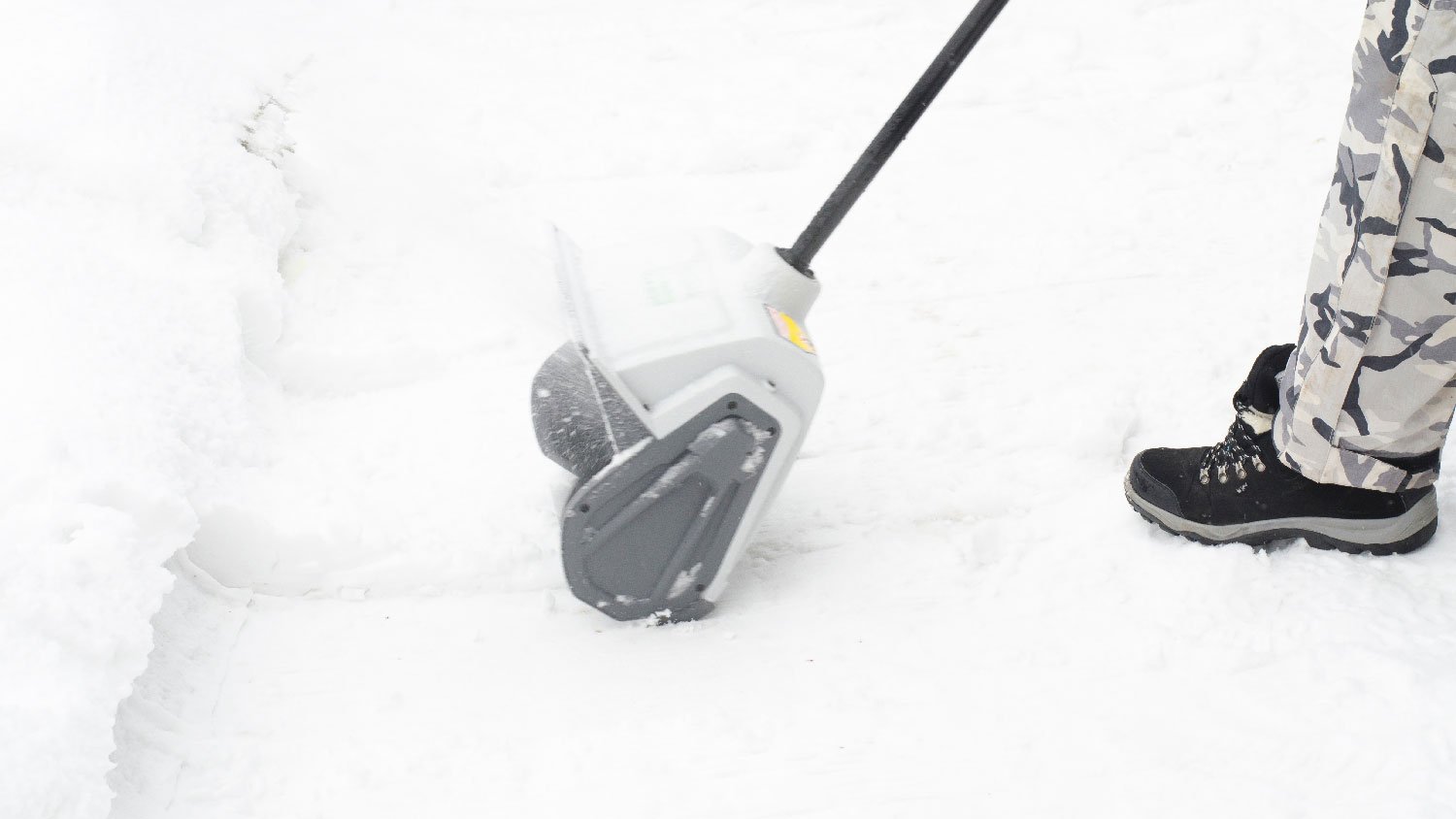 An electric snow shovel