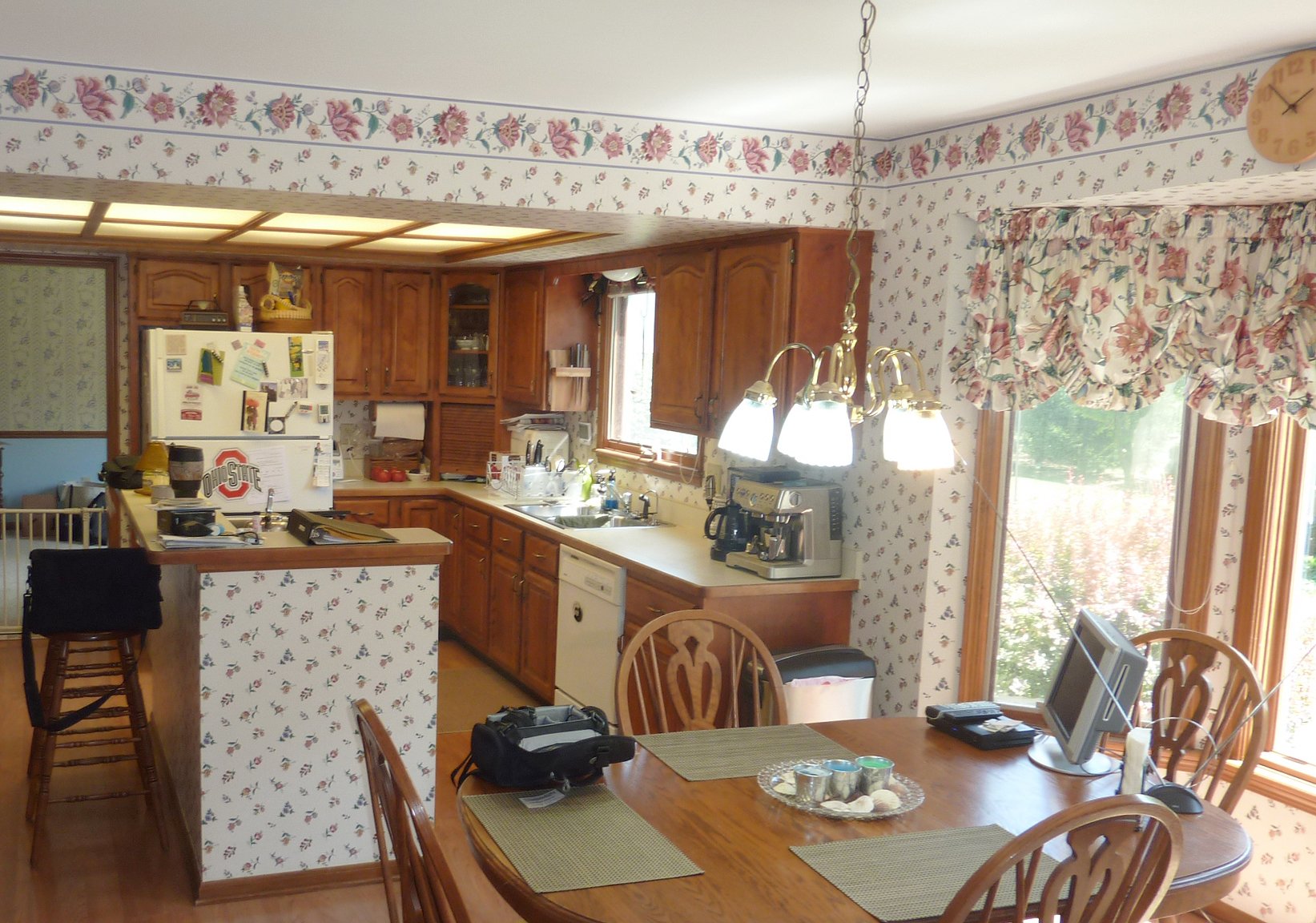 kitchen with wallpaper