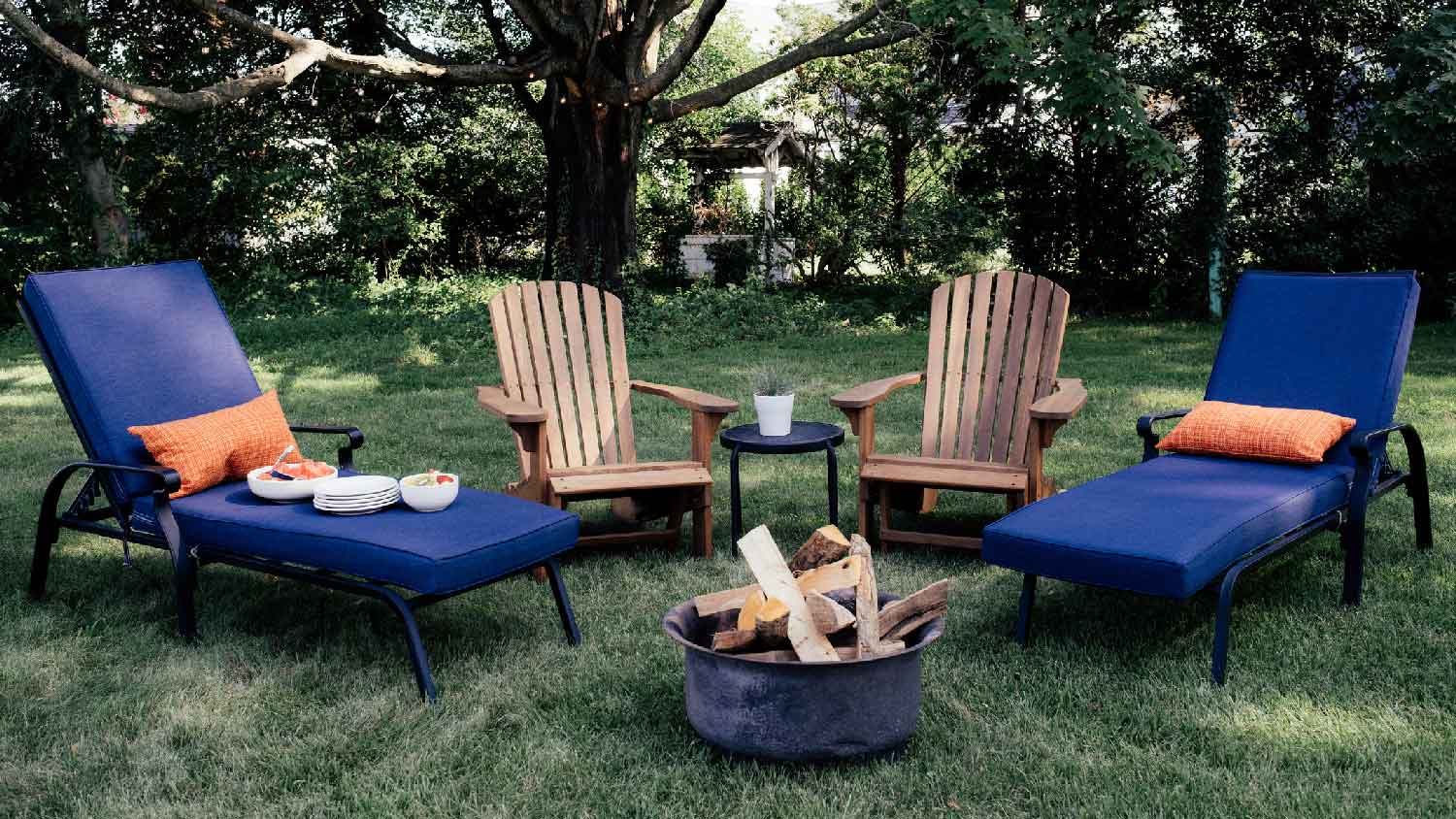 Fire pit and chairs in the backyard’s lawn