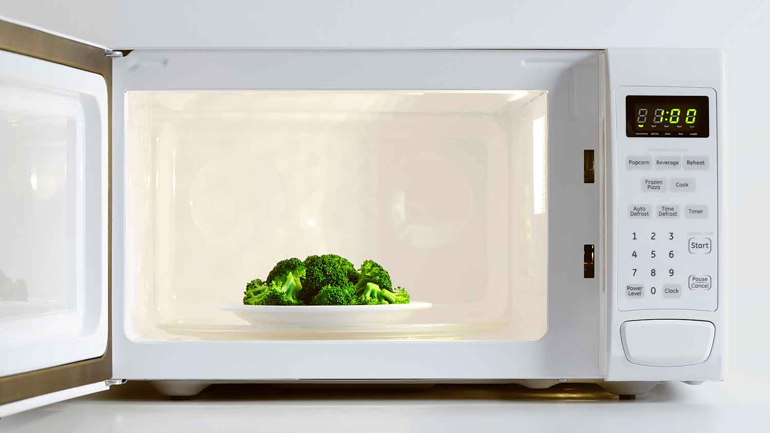 Small plate with broccoli in the microwave 