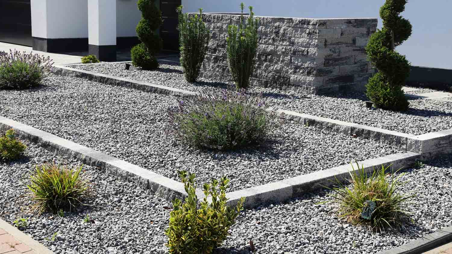modern front garden with stone chippings